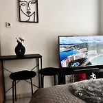 Elegant Central Studio With Balcony & 1 Gbps Fiber