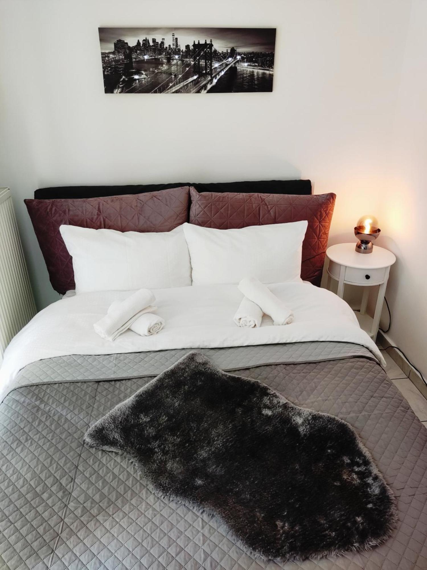 Elegant With Balcony & 1 Gbps Fiber Apartment *